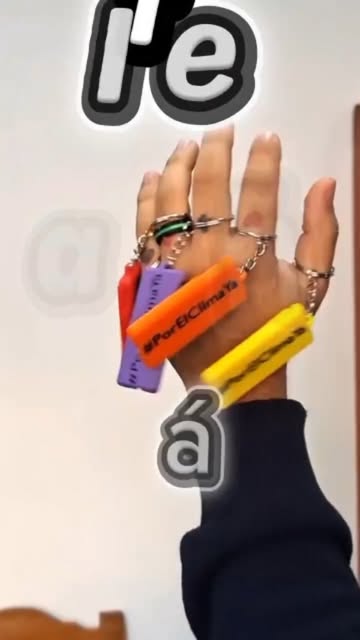 Llaveros de plástico reciclado colgando de una mano